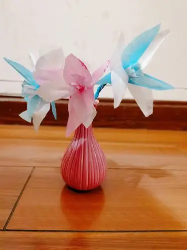 变废为宝创未来——四1班陈梓茉作品《口罩花》