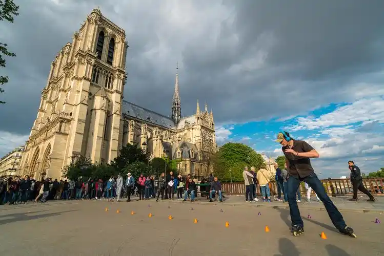 《巴黎圣母院旁轮滑表演》 - 人物类-摄影大赛2016 - 国家地理中文网