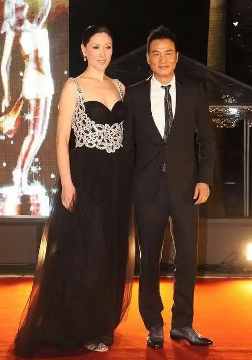 任达华奥地利老婆真没娶错穿黑纱裙高贵精致54岁仍有超模身材