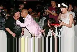 就这样,4人按照年龄:张卫健是大哥,二哥苏永康,三哥许志安,韩红年龄最