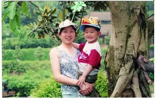 王源2岁时与妈妈的合影  图|受访者提供