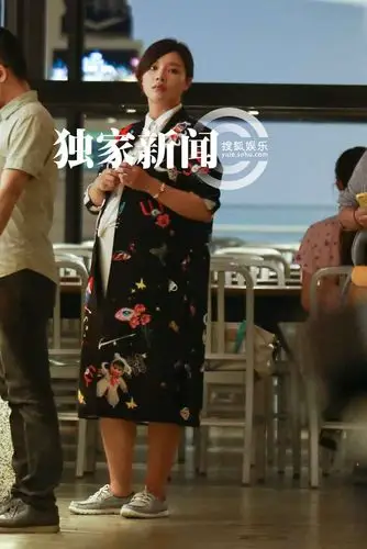 胡蝶挺大肚就餐 带家人捧场陆川新片