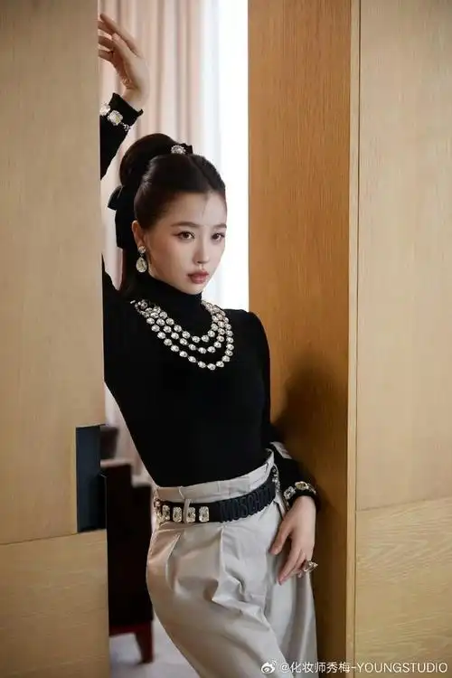 致敬经典7815  #moschino品牌代言人虞书欣  化妆:杨单  发型