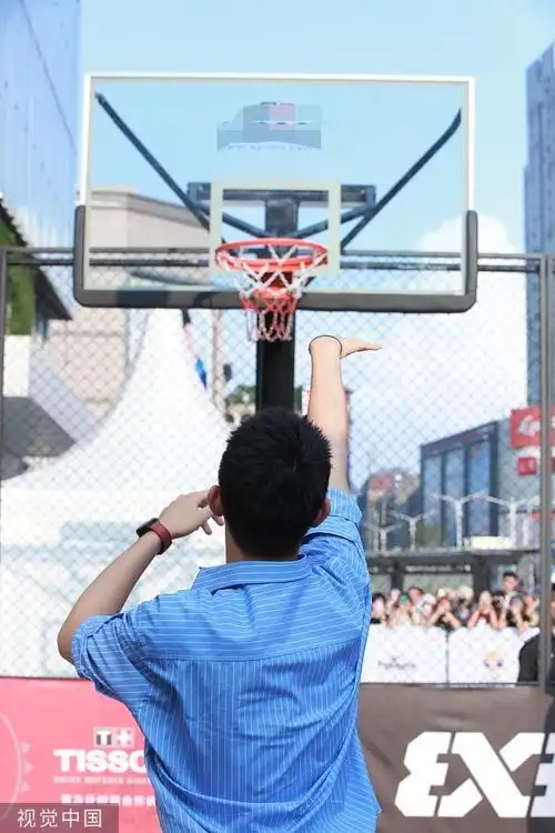 组图:陈飞宇投篮姿势潇洒引迷妹尖叫 穿蓝衬衫挂项链清爽帅气