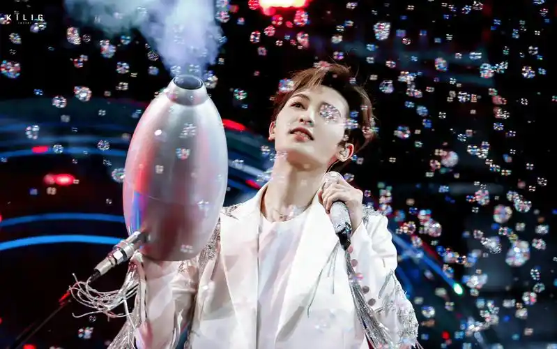 朱正廷舞台氛围感也太绝了,舞台上闪闪发光的样子好有魅力……_高清