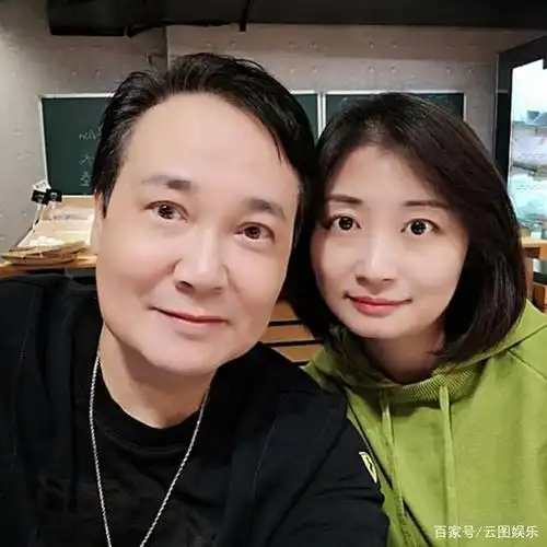 69岁孟飞罕秀恩爱,小20岁三婚娇妻气质出众,夫妻同框似两代人