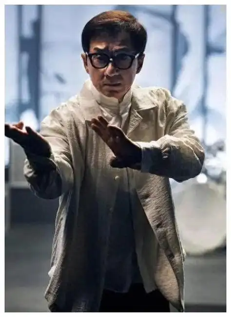 成龙最新照曝光70岁全白头发胡子拉碴网友感叹