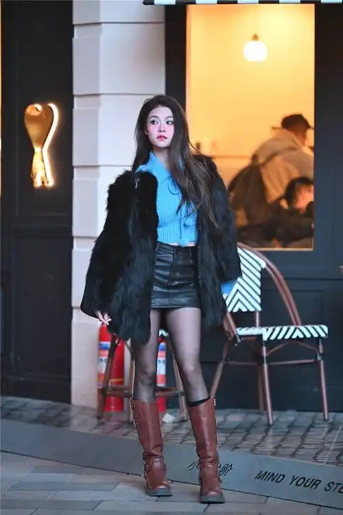 冬季里的丝袜搭配长靴,很经典的组合,却每个人都不一样_黑色_美女