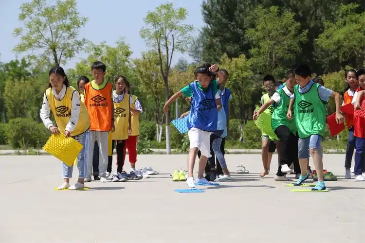 指压板接力充分的体现了同学们的团队合作能力