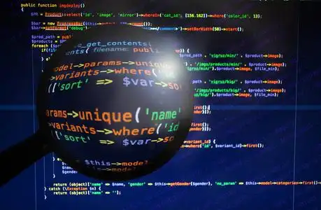 橙色,绿色和黄色颜色的 php 代码在阅读玻璃下的蓝色背景下照片