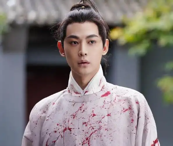 作为红了很长时间的一位古装男神,在剧中的扮相自然是俊朗飘逸帅气