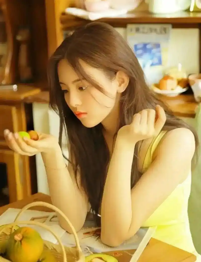 杨超越淡黄背心居家美照,妥妥的美女,让人移不开眼睛 #中国版chatgpt