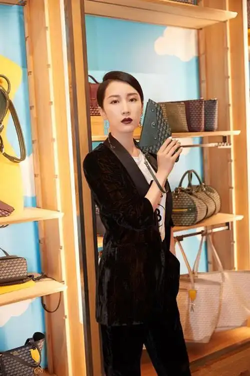 李念在巴黎大秀再出新造型,穿西装不够,还涂暗红色口红扮酷