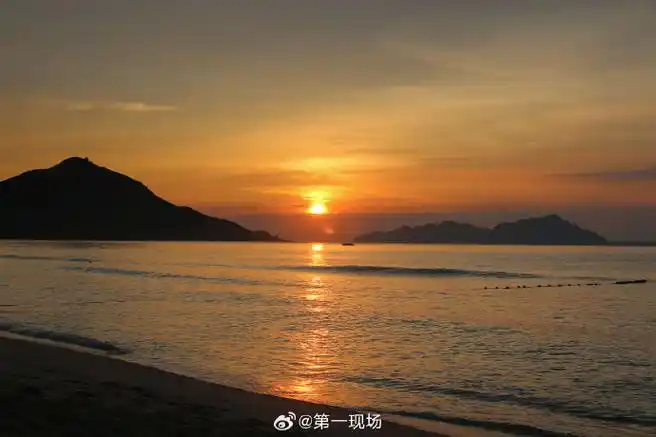 去海边看日出的绝佳时段,漫步沙滩和栈道,感受海风和清晨的第一缕阳光