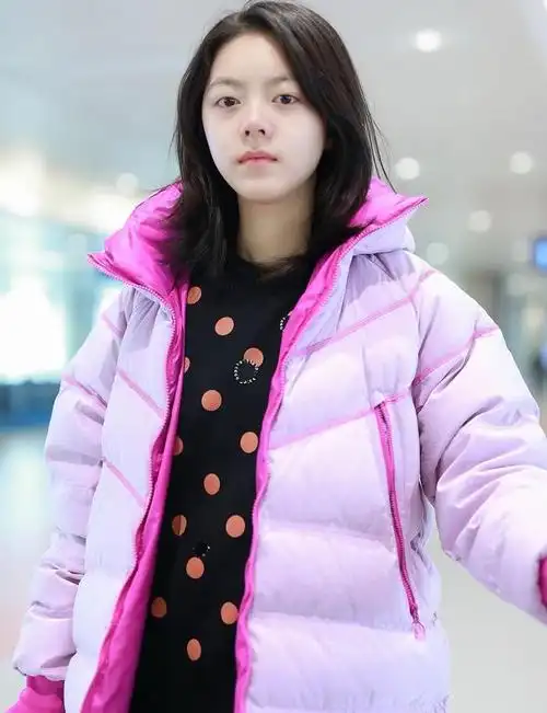 赵今麦素颜状态现身机场,生图下的她,确定身高有165?