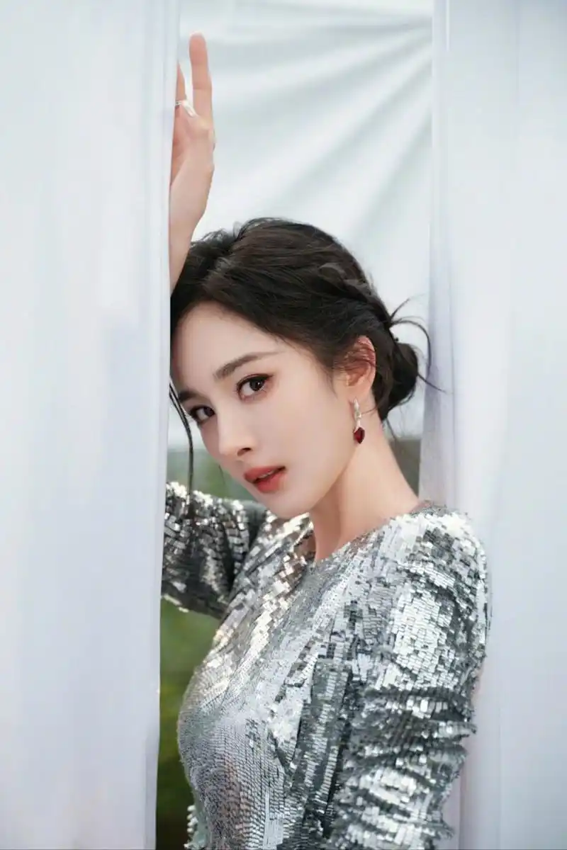 杨幂露背晚礼服 杨幂身着露背晚礼服,在阳光下熠熠生辉  杨幂,这位