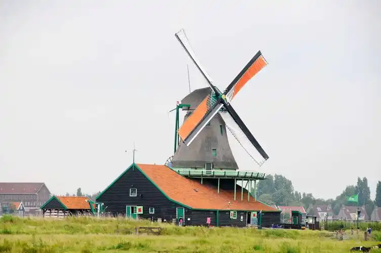 荷兰风车村位于赞河旁,是一个露天博物馆,在这里可以参观保留的风车