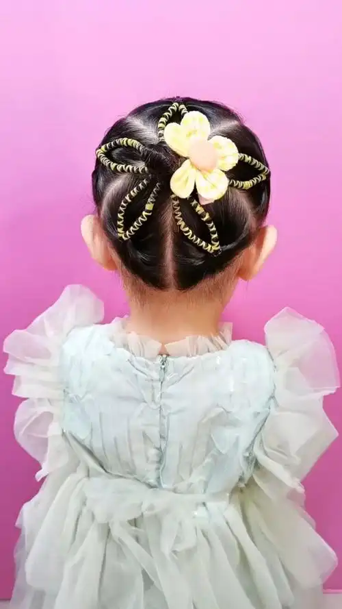 安排一款五角星发型,短发宝宝这样扎五角星,你愿意安排吗#儿童编发