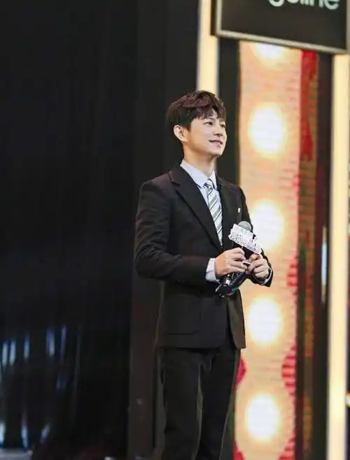 原创原创45岁何炅逆龄生长穿粉色毫无违和感青春洋溢像20岁阳光少年