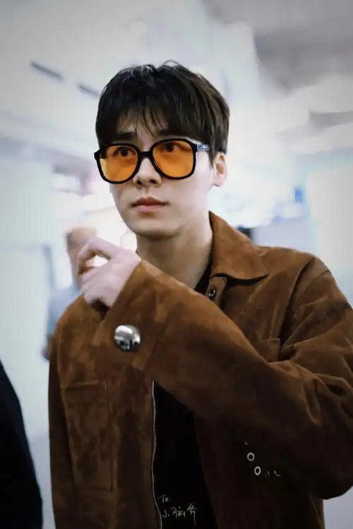 挑战每天按相册顺序发一张李易峰的照片