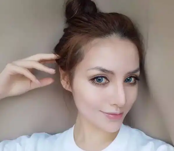 混血儿常常拥有美艳的混血长相而受到追捧.来看看中俄的混血美女吧!