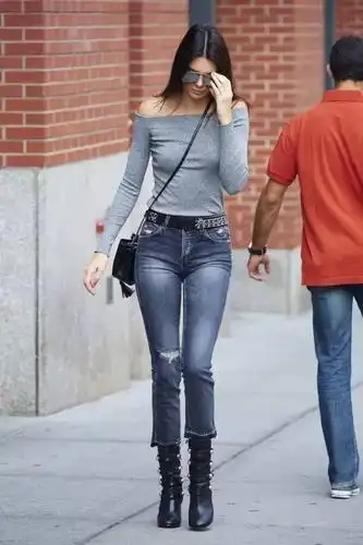 而且选择贴身的上衣然后把衣角全部塞进裤子里,搭配外套的时候会显得