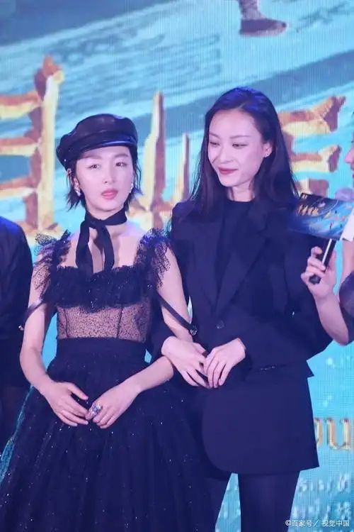 周冬雨和张艺谋的关系可以说是一段"爱恨情仇"