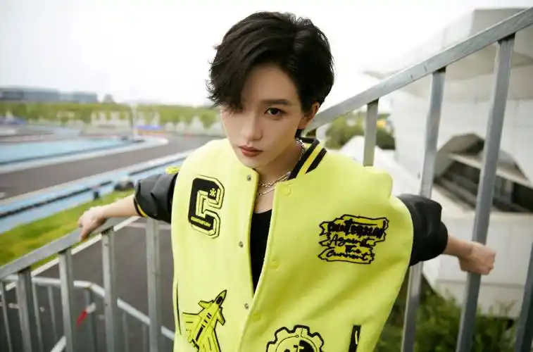 陆柯燃新造型帅气又酷飒,运动休闲穿搭,让她美出新感觉_上衣_时尚