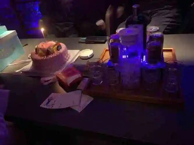 好朋友过生日来酒吧开心一下