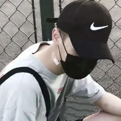 戴鸭舌帽男生头像