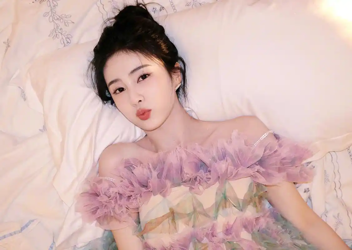 白鹿这组照片好慵懒.