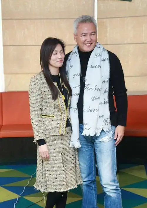 张林夫妇现身张庭依旧年轻漂亮而林瑞阳头发白了发福变油腻