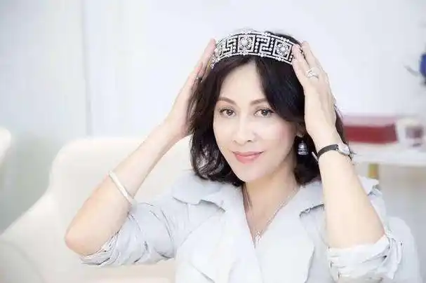 刘嘉玲晒素颜自拍刘嘉玲资料简介刘嘉玲年轻照片美到惊艳!