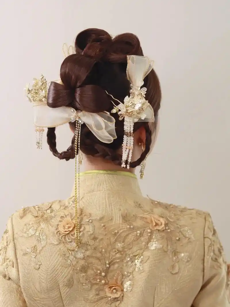 每个角度都充满细节低饱和浅色系秀禾发型