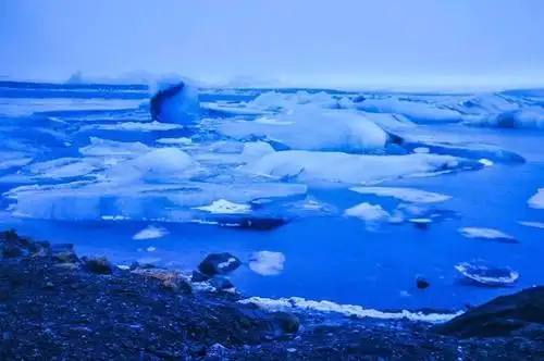 冰岛莹蓝色冰河湖每分钟都是不同的色彩