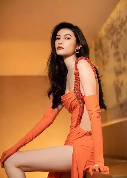 何穗高清美艳可人写真,身姿窈窕!__财经头条