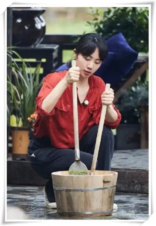 有一种提气质叫孙莉的"美人蹲"!腰背直成180度,逼死普通人