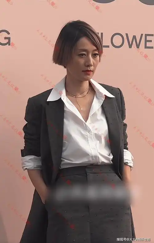 而更受关注的无疑是马伊琍此次的发型,一头短发,本是干练利落的象征