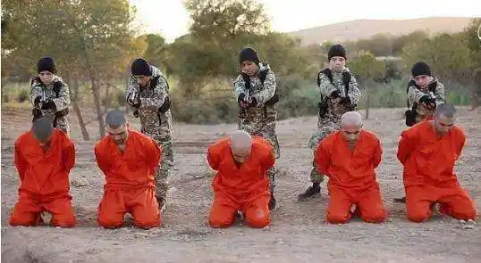 有一个人因老是偷东西被捕 ,判5年,回来后跟我们讲他宣判后陪法场的事