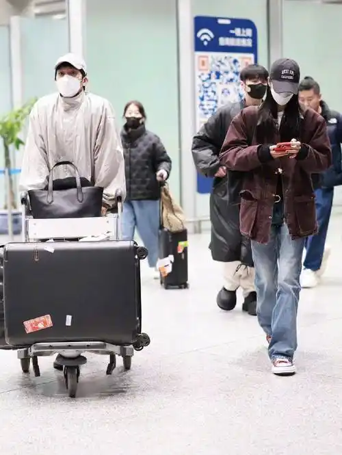 井柏然刘雯李荣浩泰国游回国,俩男神鞋子是亮点,偶像包袱有点重