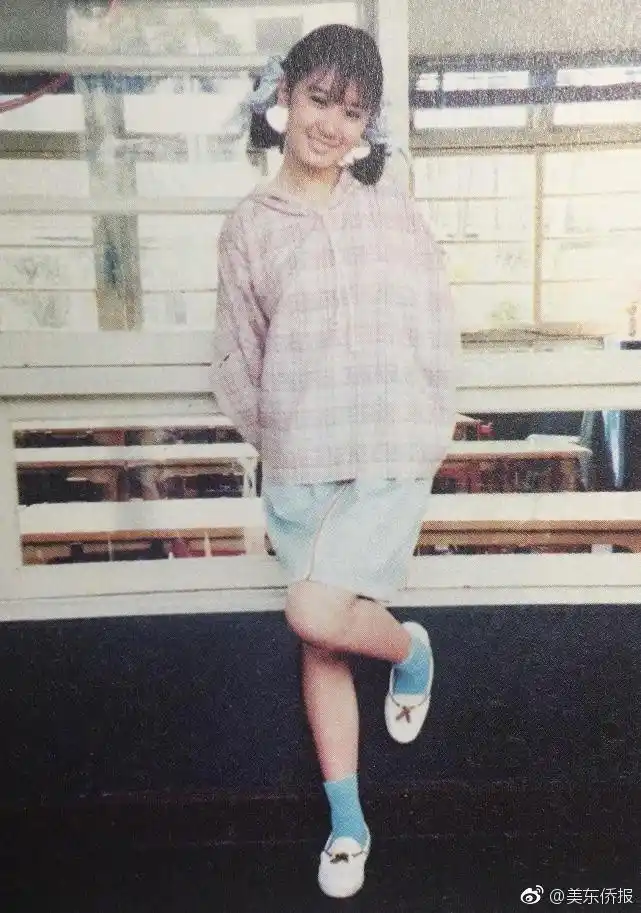 她在书中晒出自己一批罕见的童年照,令人惊讶的是,小时候的贾静雯跟