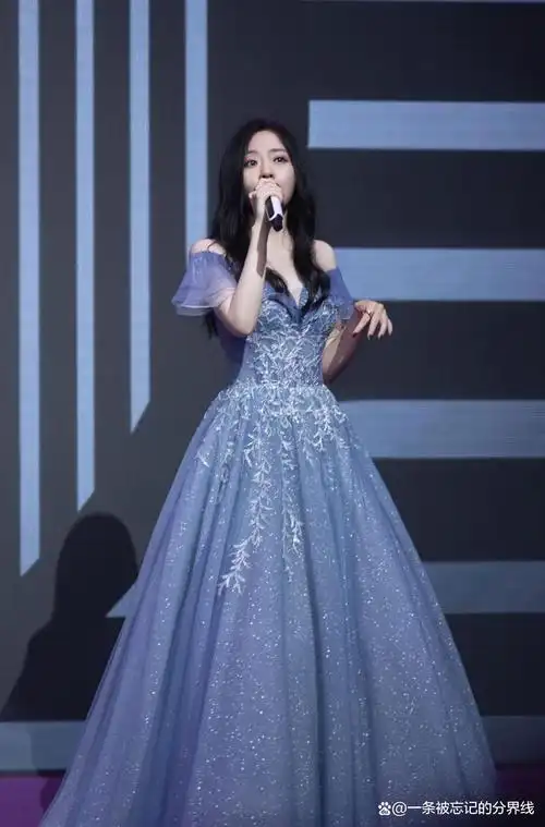 张靓颖身着云蓝色仙女礼服亮相,引领时尚潮流,引起广泛关注