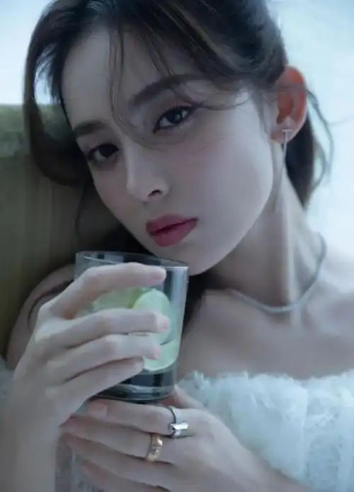 古力娜扎一身白色裙亮相,蕾丝大秀身材曲线,性感香肩诱惑力十足|连衣