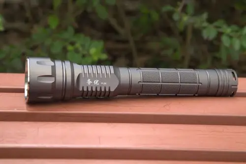 这样的一个基本框架下,我认为战术手电应当看这么几个方面:可靠性正如