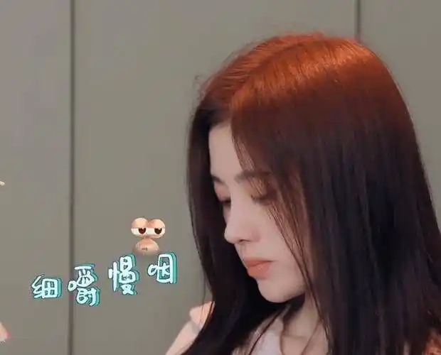 当看到鞠婧祎素颜的时候,范丞丞的表情几乎全程都是一个很平静的状态