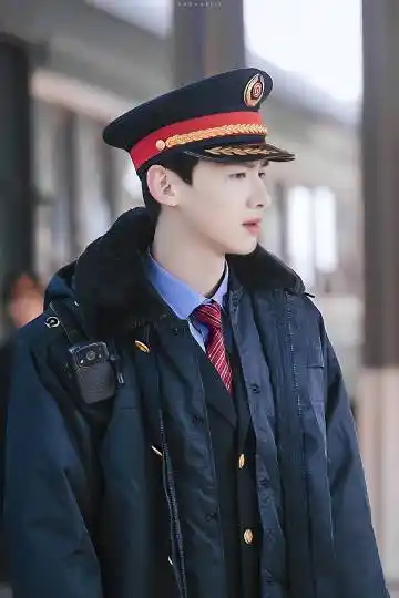 白真的好适合军装@白敬亭 [心]转发@柚. 来自ypinrit - 微博