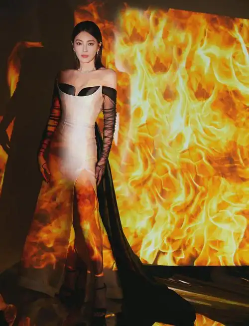 张雨绮今日身穿黑白叠穿高开叉礼裙参加时尚先生盛典