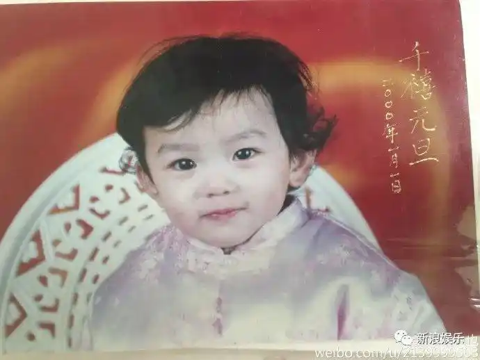 看她微博晒的小时候照片. 从小就好看,纯天然.