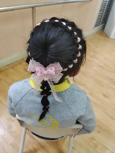 美丽从"头"开始普光教育金色摇篮教师梳小辫比赛美丽来袭