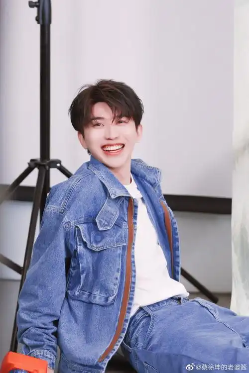 蔡徐坤超话#蔡徐坤#|#安慕希品牌全球代言人蔡徐坤#嘴角带笑是少年
